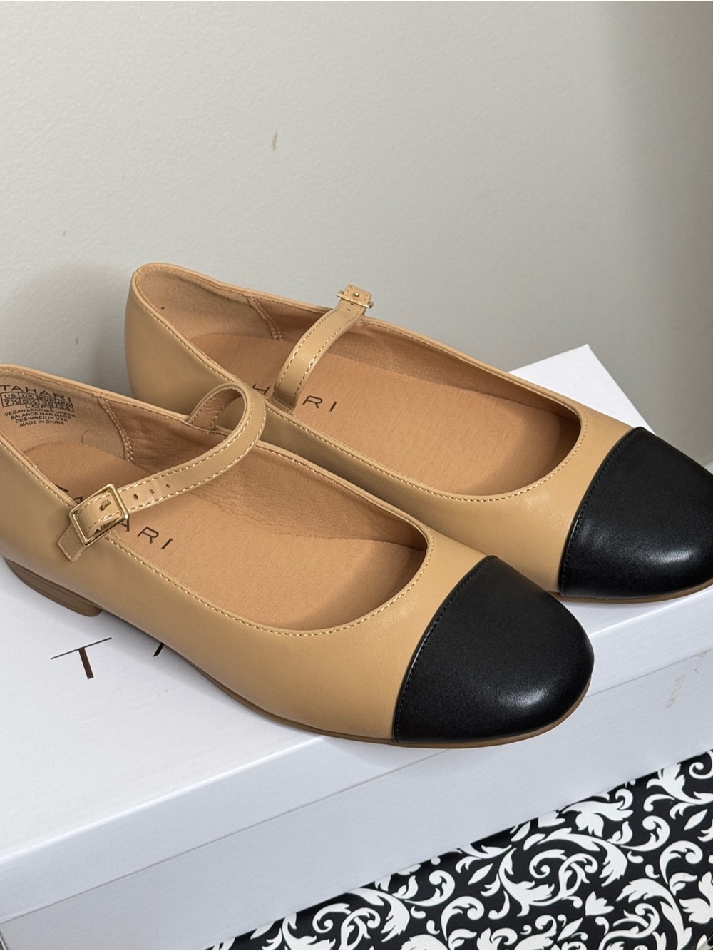 Tahari Mary Jane Cap-Toe Mary Jane Flats Black Camel New Size 7.5 - Picture 2 of 5
